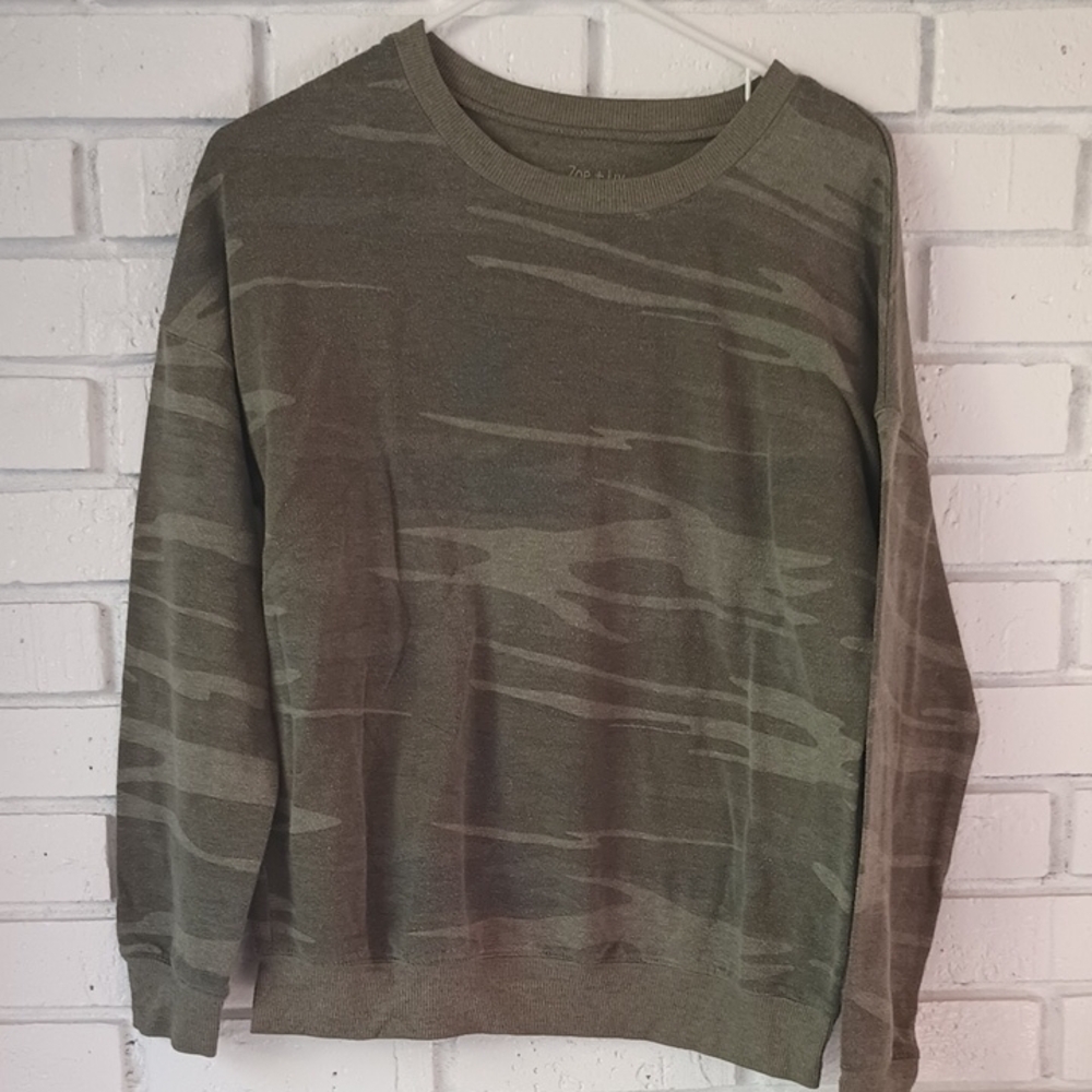 Zoe + Liv Camouflage Swrstshirt Womens Size Small